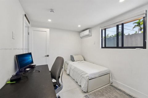 House in Miami, Florida 5 bedrooms, 163.97 sq.m. № 2055839 - photo 15