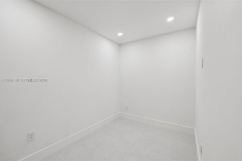 House in Miami, Florida 5 bedrooms, 163.97 sq.m. № 2055839 - photo 30