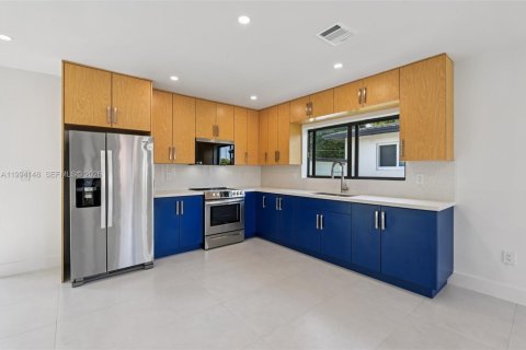 House in Miami, Florida 5 bedrooms, 163.97 sq.m. № 2055839 - photo 10