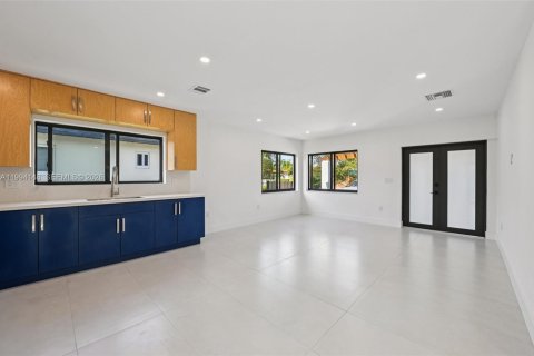 House in Miami, Florida 5 bedrooms, 163.97 sq.m. № 2055839 - photo 9