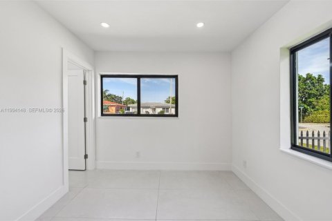House in Miami, Florida 5 bedrooms, 163.97 sq.m. № 2055839 - photo 25