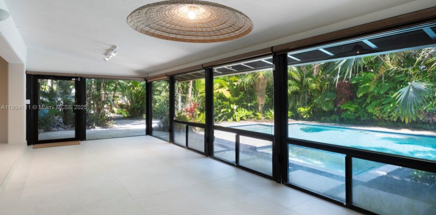 Casa en Biscayne Park, Florida 3 dormitorios, 172.8 m2 № 1955982