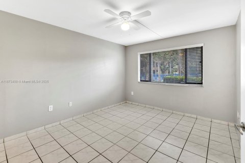 Condo in Miami Lakes, Florida, 1 bedroom  № 1925668 - photo 13