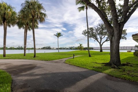 Condo in Miami Lakes, Florida, 1 bedroom  № 1925668 - photo 27