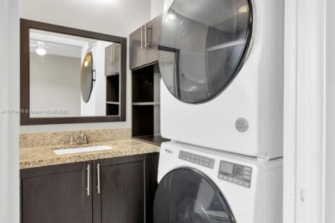 Condo in Miami Lakes, Florida, 1 bedroom  № 1925668 - photo 16