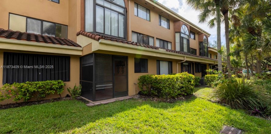 Condo in Miami Lakes, Florida, 1 bedroom № 1925668