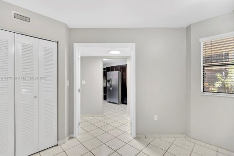 Condo in Miami Lakes, Florida, 1 bedroom  № 1925668 - photo 11