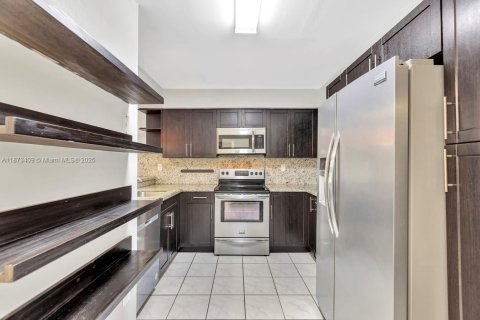 Condo in Miami Lakes, Florida, 1 bedroom  № 1925668 - photo 4
