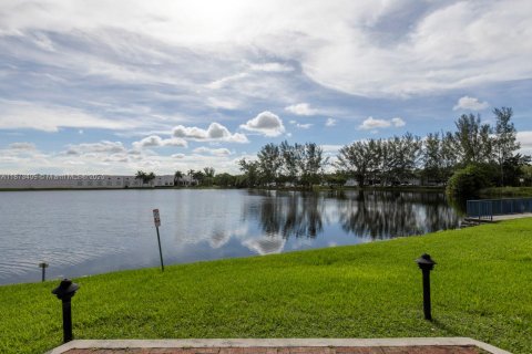 Condo in Miami Lakes, Florida, 1 bedroom  № 1925668 - photo 28