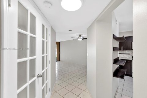 Condo in Miami Lakes, Florida, 1 bedroom  № 1925668 - photo 8
