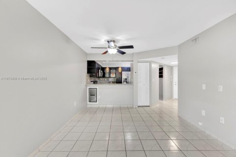 Condo in Miami Lakes, Florida, 1 bedroom  № 1925668 - photo 2