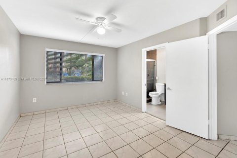 Condo in Miami Lakes, Florida, 1 bedroom  № 1925668 - photo 14