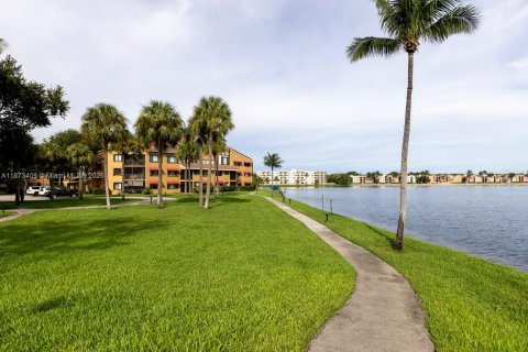 Condo in Miami Lakes, Florida, 1 bedroom  № 1925668 - photo 29