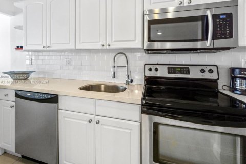 Condominio en alquiler en Miami Beach, Florida, 49.24 m2 № 1937543 - foto 5