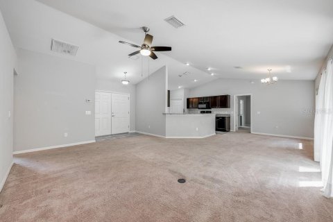 House in Lady Lake, Florida 3 bedrooms, 141.86 sq.m. № 1613745 - photo 19