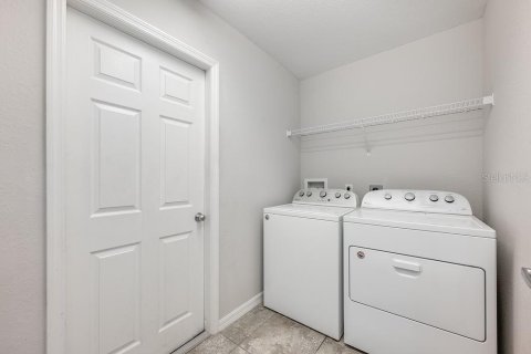 House in Lady Lake, Florida 3 bedrooms, 141.86 sq.m. № 1613745 - photo 13