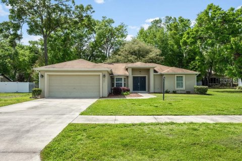 House in Lady Lake, Florida 3 bedrooms, 141.86 sq.m. № 1613745 - photo 1