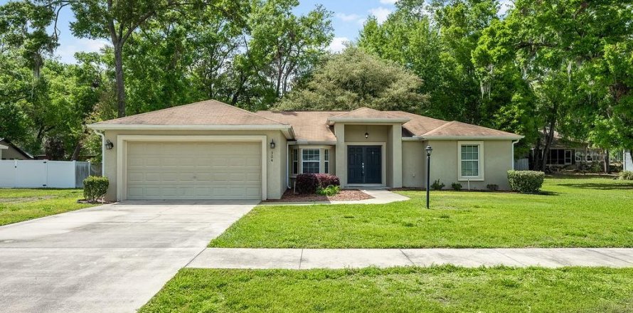 House in Lady Lake, Florida 3 bedrooms, 141.86 sq.m. № 1613745