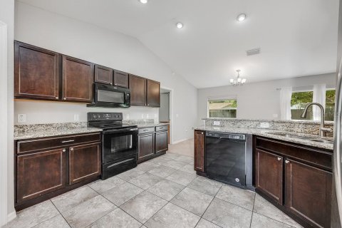 House in Lady Lake, Florida 3 bedrooms, 141.86 sq.m. № 1613745 - photo 5