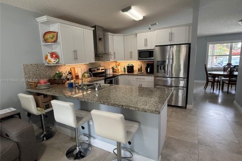 House in Miami, Florida 3 bedrooms, 129.23 sq.m. № 2044488 - photo 6