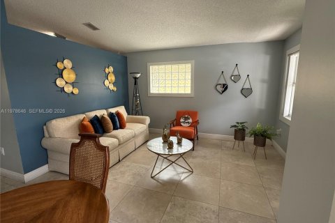 House in Miami, Florida 3 bedrooms, 129.23 sq.m. № 2044488 - photo 3