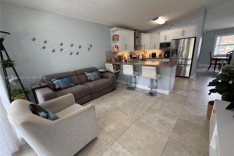 House in Miami, Florida 3 bedrooms, 129.23 sq.m. № 2044488 - photo 8