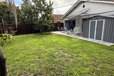 House in Miami, Florida 3 bedrooms, 129.23 sq.m. № 2044488 - photo 24