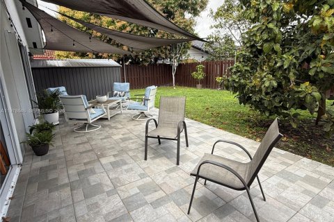 House in Miami, Florida 3 bedrooms, 129.23 sq.m. № 2044488 - photo 22