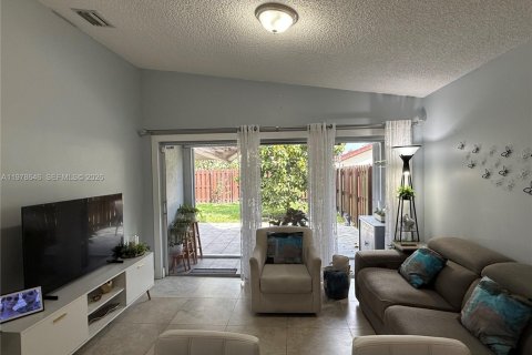 House in Miami, Florida 3 bedrooms, 129.23 sq.m. № 2044488 - photo 9