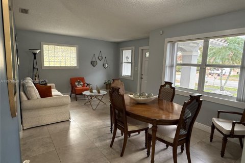 House in Miami, Florida 3 bedrooms, 129.23 sq.m. № 2044488 - photo 4