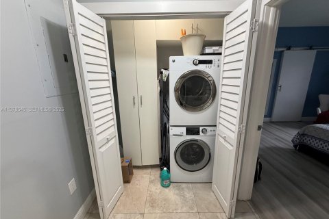 House in Miami, Florida 3 bedrooms, 129.23 sq.m. № 2044488 - photo 18