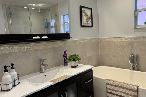 House in Miami, Florida 3 bedrooms, 129.23 sq.m. № 2044488 - photo 14