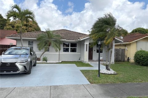 House in Miami, Florida 3 bedrooms, 129.23 sq.m. № 2044488 - photo 2