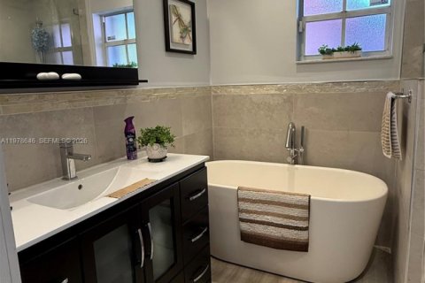 House in Miami, Florida 3 bedrooms, 129.23 sq.m. № 2044488 - photo 15