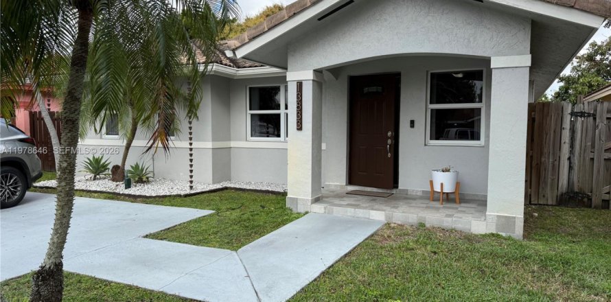 House in Miami, Florida 3 bedrooms, 129.23 sq.m. № 2044488
