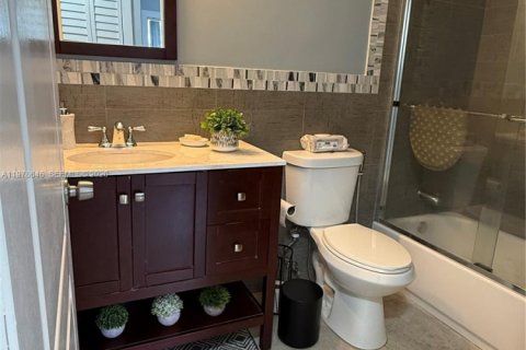 House in Miami, Florida 3 bedrooms, 129.23 sq.m. № 2044488 - photo 21