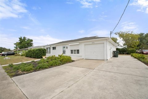 House in North Port, Florida 2 bedrooms, 144.93 sq.m. № 2112074 - photo 2