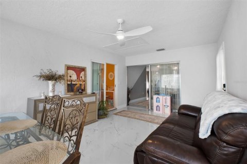 House in North Port, Florida 2 bedrooms, 144.93 sq.m. № 2112074 - photo 16