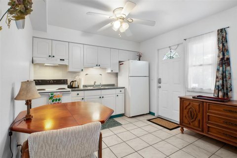 House in North Port, Florida 2 bedrooms, 144.93 sq.m. № 2112074 - photo 25
