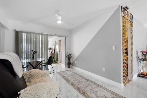 House in North Port, Florida 2 bedrooms, 144.93 sq.m. № 2112074 - photo 15