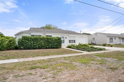 House in North Port, Florida 2 bedrooms, 144.93 sq.m. № 2112074 - photo 3
