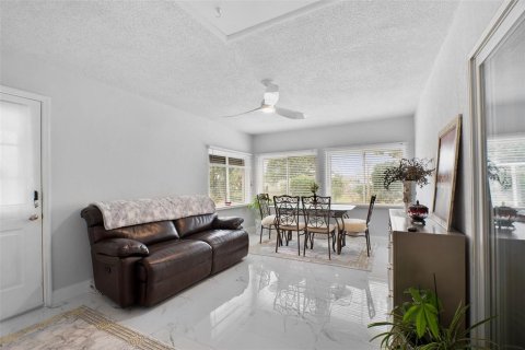 House in North Port, Florida 2 bedrooms, 144.93 sq.m. № 2112074 - photo 8