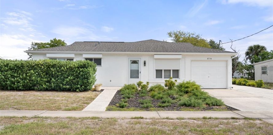 House in North Port, Florida 2 bedrooms, 144.93 sq.m. № 2112074