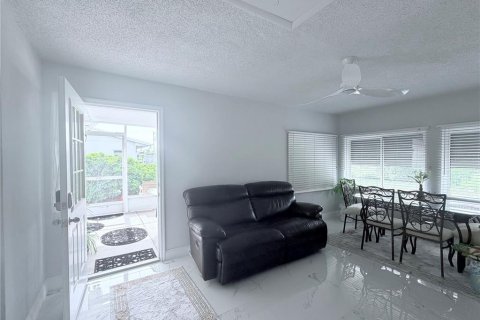 House in North Port, Florida 2 bedrooms, 144.93 sq.m. № 2112074 - photo 9