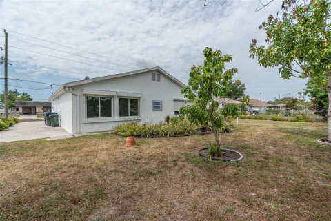 House in North Port, Florida 2 bedrooms, 144.93 sq.m. № 2112074 - photo 27