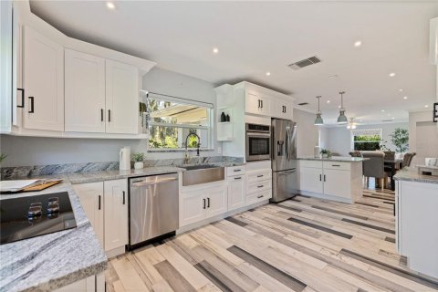 Casa en venta en Saint Petersburg, Florida, 3 dormitorios, 185.62 m2 № 2383523 - foto 3