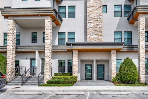 Купить кондоминиум в Дорал, Флорида 2 спальни, 129.88м2, № 1982018 - фото 1