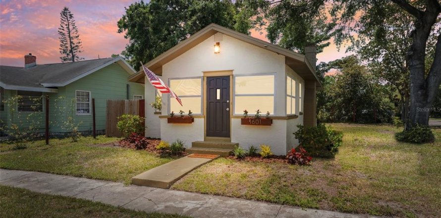 House in Gulfport, Florida 2 bedrooms, 79.15 sq.m. № 1649232