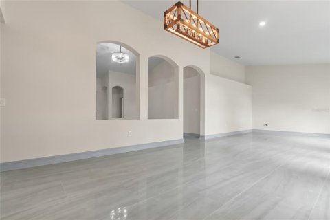 House in Tampa, Florida 5 bedrooms, 255.48 sq.m. № 2341775 - photo 5