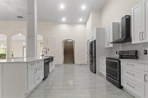 House in Tampa, Florida 5 bedrooms, 255.48 sq.m. № 2341775 - photo 10
